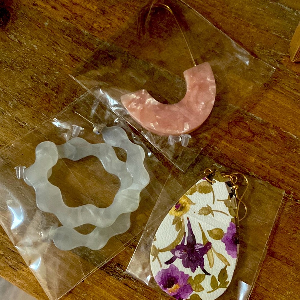 🔥🔥 (3/$20) 
Flirty and Fun Floral and Pearl like Earnings New In Package